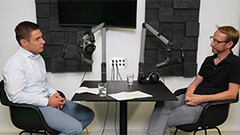 2 Personen im Tonstudio gegenüber Podcast IST-Study Talk