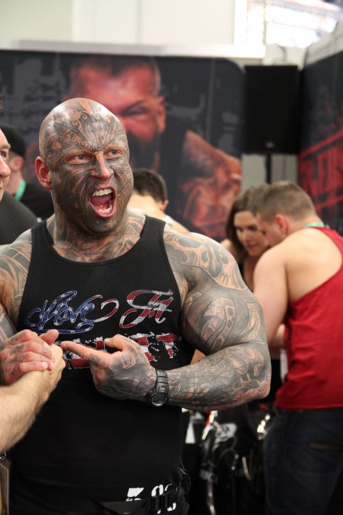 Fibo 2015: Muskulöser Mann mit Tattoos schreit