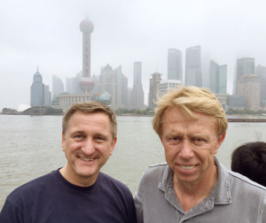 Dr. Hans Ulrich und Prof. Dr. Gerhard Nowak vor der Skyline in Shanghai