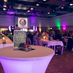 Eventmanager: Eventlocation mit Gästen in violettem Licht