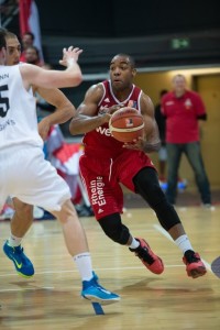 Jonathan Malu in Action: Der 22-Jährige ist Profi-Basketballer bei den RheinStars Köln und Bachelor-Student an der IST-Hochschule.