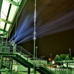 Eventmanager: Stadiongeländer von außen in grünem Licht