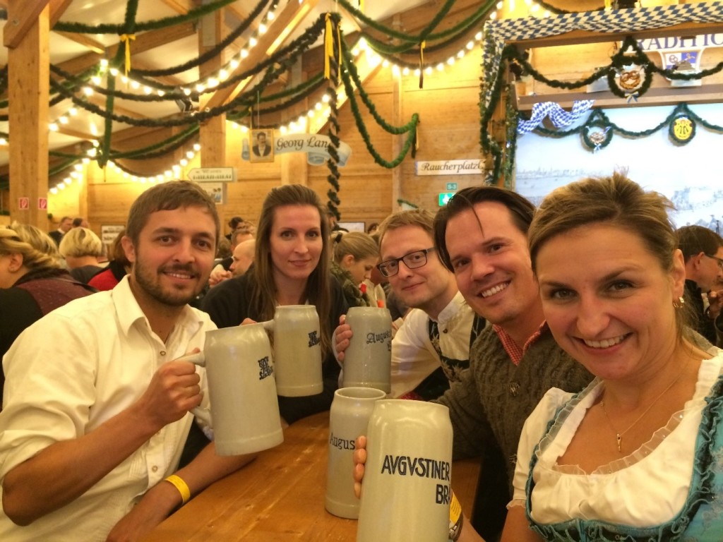 Das IST-Team Standort München beim "Fitnesscheck" im Festzelt