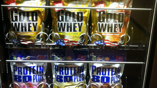 In manchen Fitnessstudios gibt's Ernährungsergänzung aus dem Automaten. Doch was bedeutet Whey überhaupt?