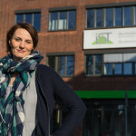 Angelina Hübner vor dem IST-Hauptgebäude in Düsseldorf