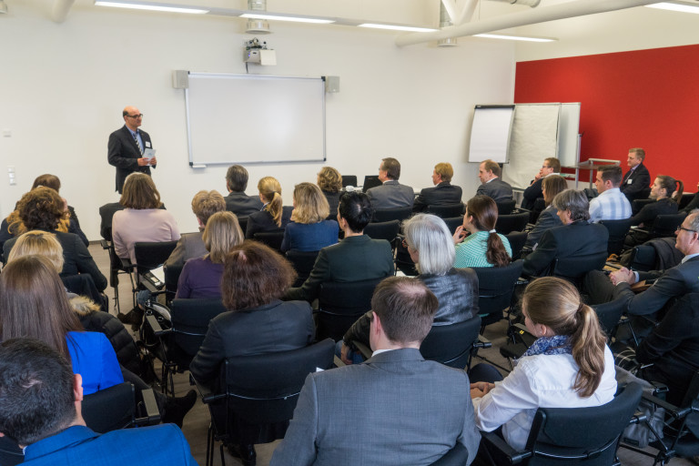 Christoph Sochart eröffnet den 1. Düsseldorfer Hochschultag - Ein Event zur Vernetzung von Unternehmen und Hochschulen.