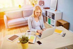 Wer schon als Student im Homeoffice arbeitet, hat mehr Möglichkeiten bei der Suche nach einer Studentenwohnung.