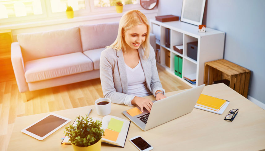 Homeoffice – so geht es richtig! Frau sitzt am Laptop und sucht im Internet nach Studentenwohnung