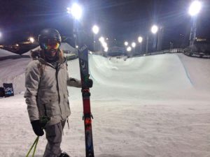 Sabrina Cakmakli vor der Halfpipe bei den Aspen X Games.