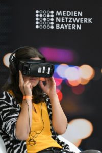 Auf den Medientagen in München konnten die Besucher an vielen Ständen Virtual Reality ausprobieren. Foto: Medientage München