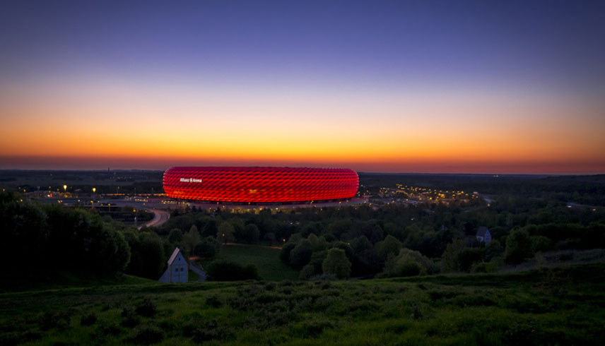 Wenn Eventisierung den Sportmoment tötet Eventisierung im Sport: Beleuchtete Sportarena bei Nacht