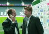 Sportmanager im Gespräch auf Fußballplatz