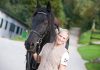 Pferdehaltung: Frau mit Pferd