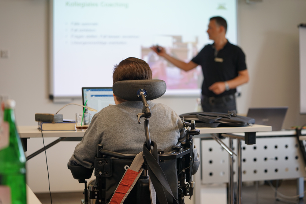 Barrierefrei studieren: IST-Student Patrick Anders bei einem Seminar 