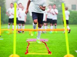 Fußball-Athletiktraining: Fußballer im Parcours