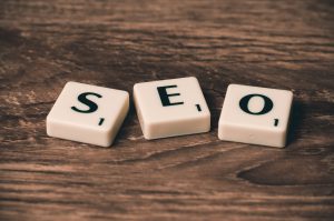 Youtube Seo: Das Wort "SEO" mit Scrabble