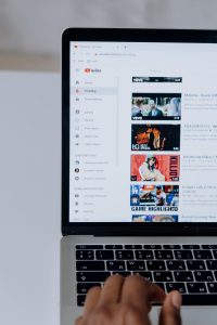 Youtube Seo: Computerbildschirm mit geöffneter Youtube-Seite