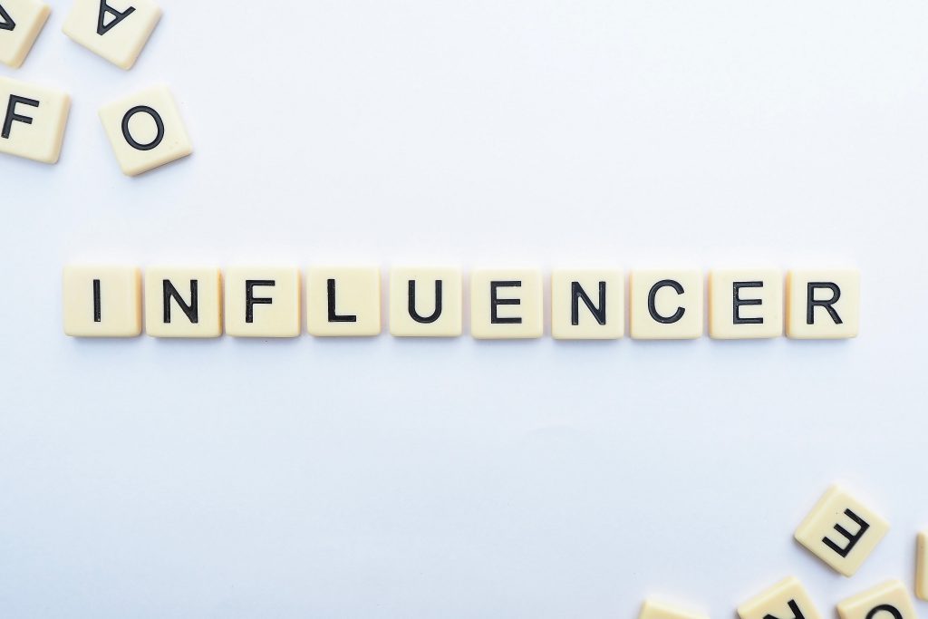 Influencer Ausbildung Slogan Letters