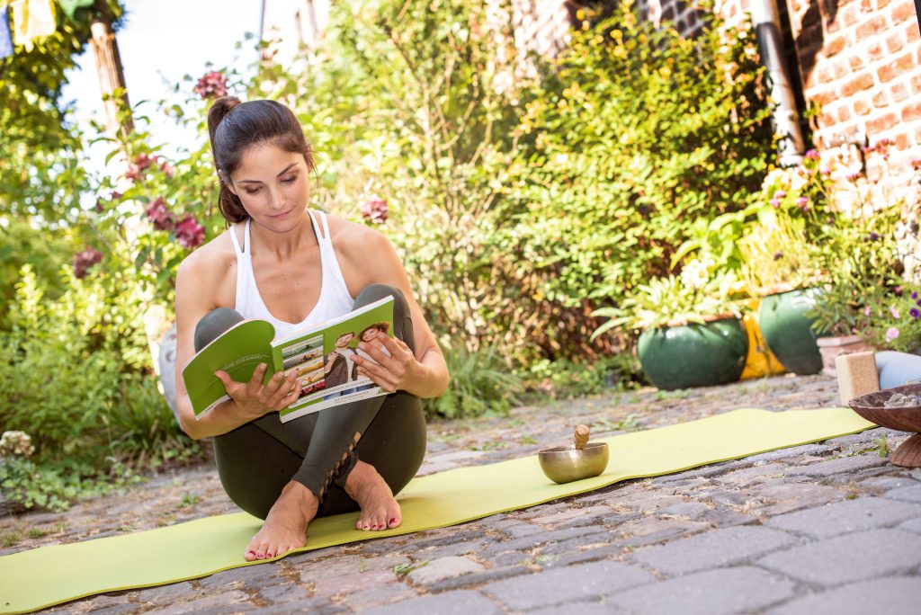 Yogalehrerin plant Yoga zu unterrichten 