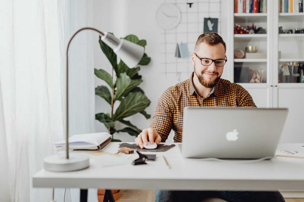 MBA oder Master - Mann am Laptop bei Recherche