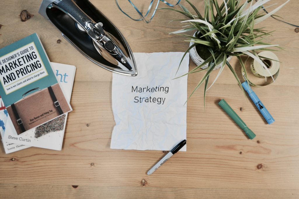 Marketing Strategy Unterlagen auf Tisch