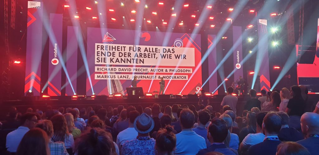 Markus Lanz und Richard David Precht auf der Bühne in der Vodafone Halle des OMR Festivals 2022