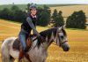 Pferdekommunikation_Frau sitzt auf Pferd
