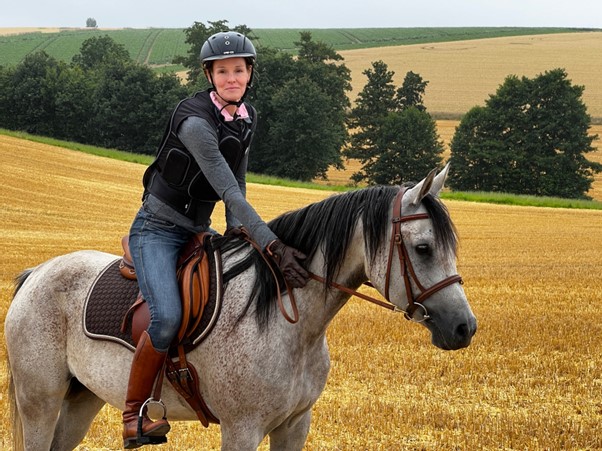 Pferdekommunikation_Frau sitzt auf Pferd