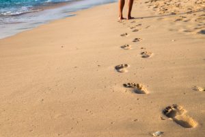 Urlauber geht am Strand entlang