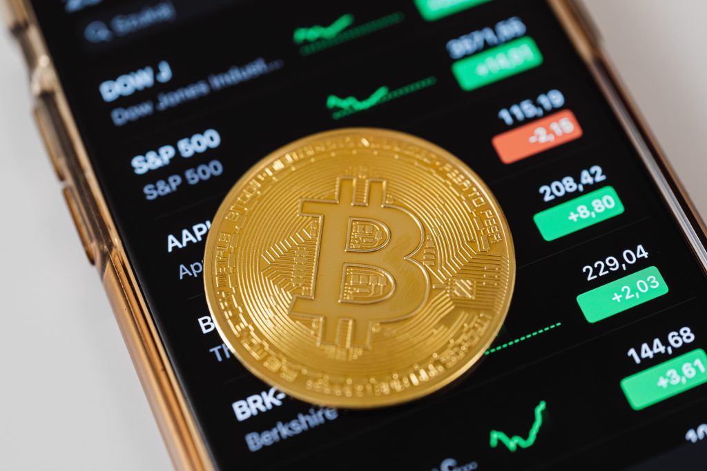 Blockchain-Anwendung_Bitcoin liegt auf Handy