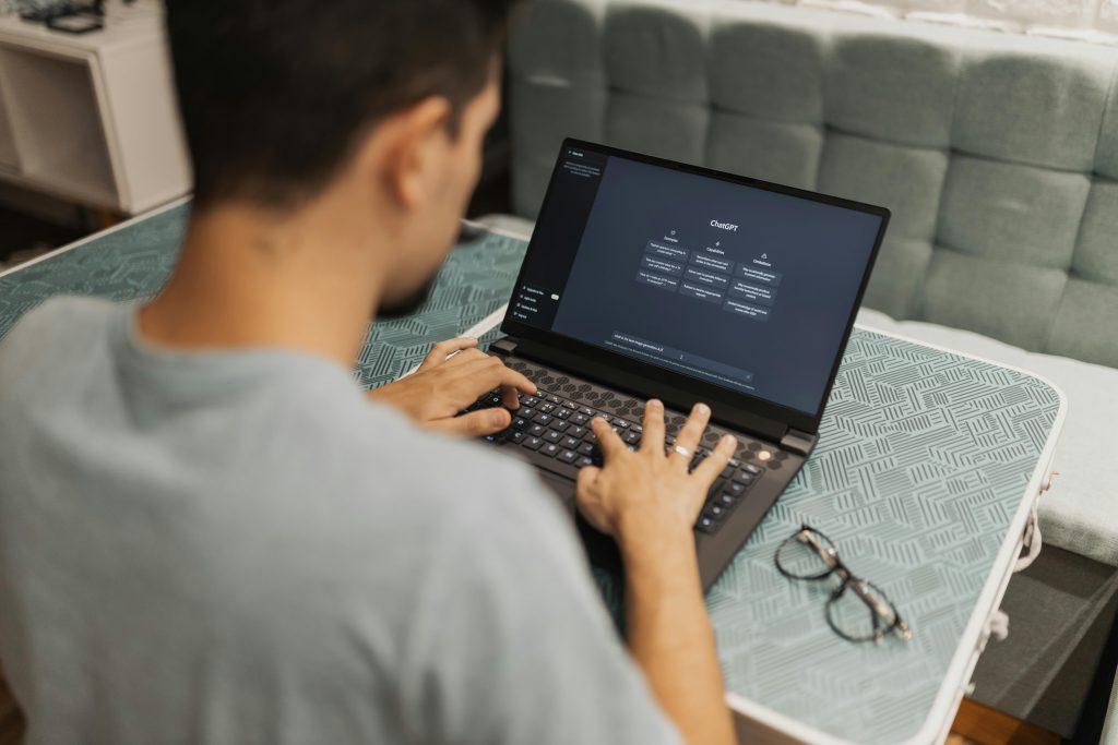 Prompting bei ChatGPT_Mann sitzt am Laptop