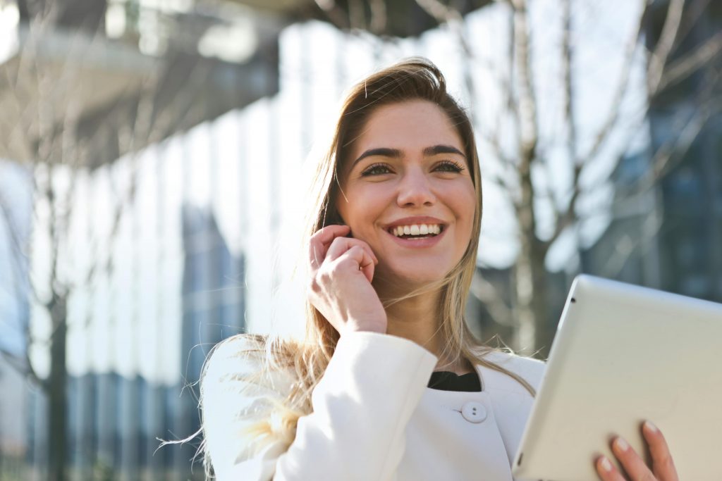 pr-managerin am telefonieren