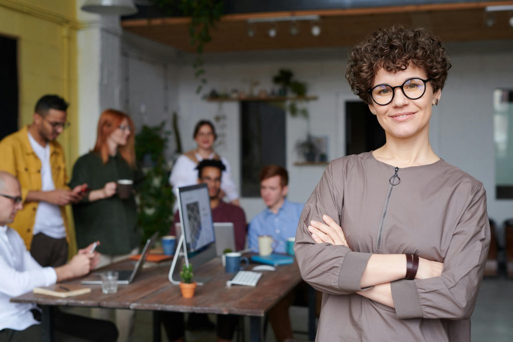 Pr-managerin vor Schreibtisch
