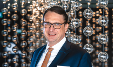 Alexander Aisenbrey vom Hotel "Der Öschberghof" führt durch das Webinar.