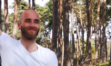 IST-Absolvent Anouar Fritzenwanker ist sowohl im Job als auch im Yoga erfolgreich.