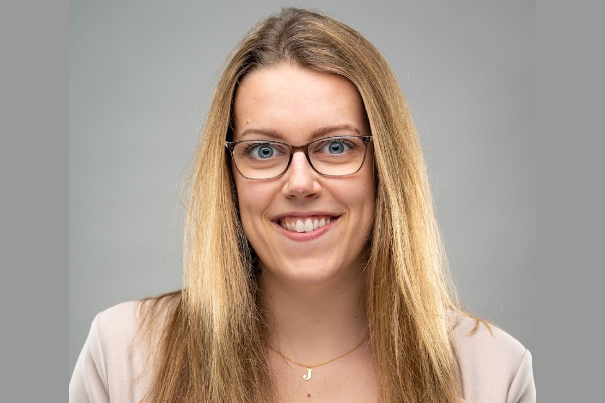 IST-Studentin Janine Wegner ist im dualen Studiengang "Management im Gesundheitswesen" glücklich.