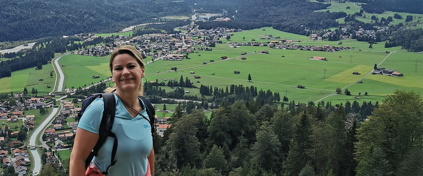 Gesundheitsökonomin Lydia Diart beim Wandern