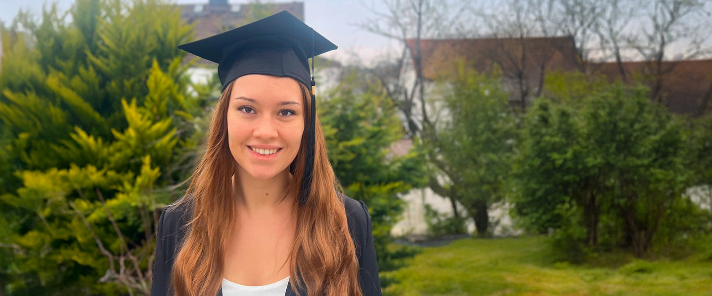 IST-Absolventenpreisträgerin Lara Höfler mit Doktorhut