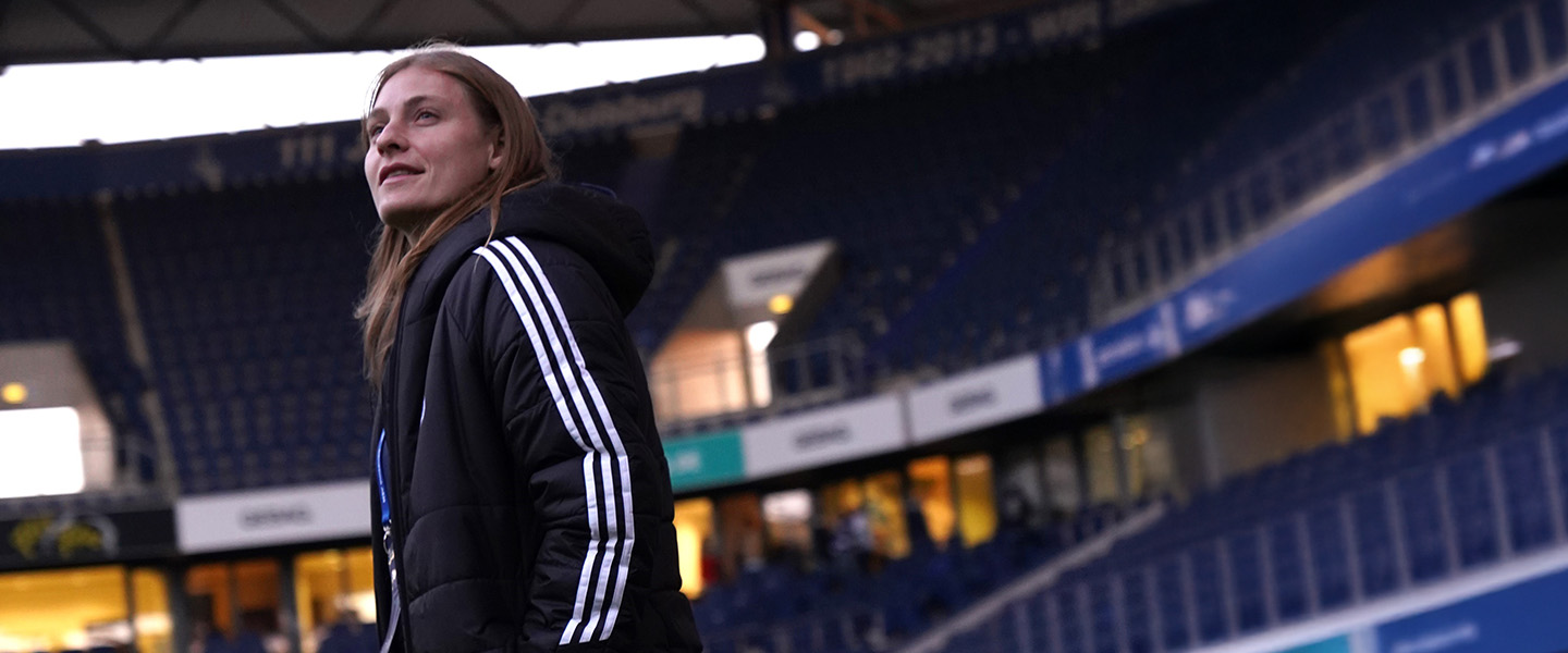 Sportmarketingmanagerin Laura Van Loosen im Fußballstadion