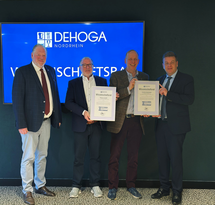 Patrick Rothkopf, Präsident des DEHOGA Nordrhein, Thomas Corinth und Prof. Dr. Felix Kempf, beide IST-Hochschule für Management, und Matthias Heidmeier, Staatssekretär im Ministerium für Arbeit, Gesundheit und Soziales des Landes Nordrhein-Westfalen.