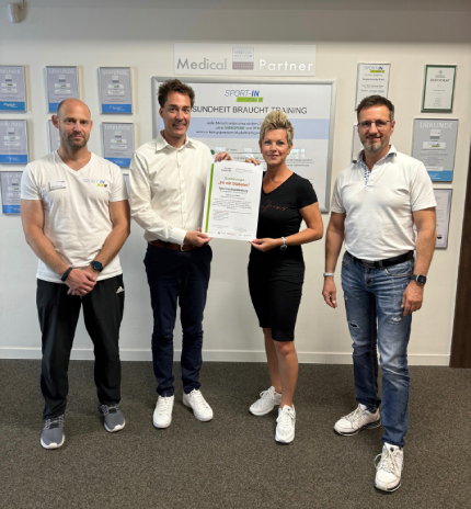 Trainer Marco Kroeter (SPORT-IN), Prof. Dr. Christian Brinkmann (IST-Hochschule), Brit und Mario Schneider (Geschäftsleitung SPORT-IN)