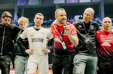 Trainer Marc Müller umringt von seinem Team