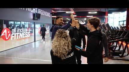 Junge Menschen im Fitnesstudio schlagen ein.