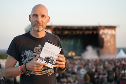 Autor Prof. Dr. Matthias Bauer hält sein neues Buch in der Hand