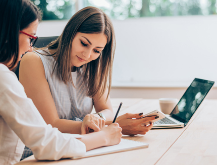 Vom Boss zu Leader: 2 Frauen am Laptop