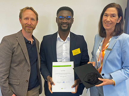 Prof. Dr. Karsten Witte, Kofi Baafi, Hochschulpräsidentin Dr. Katrin Gessner-Ulrich