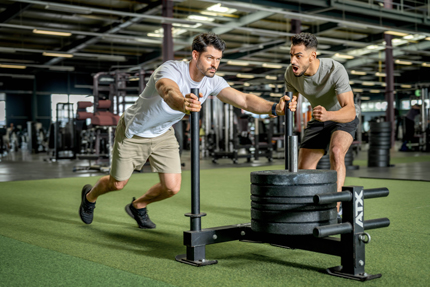 Trainer und Trainierende beim Krafttraining