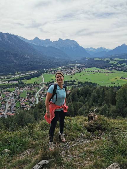 Gesundheitsökonomin Lydia Diart beim Wandern