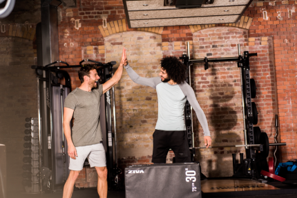 Zwei Männer im Fitnessstudio