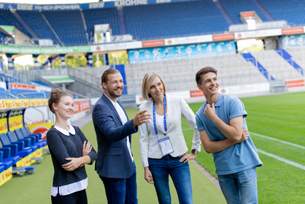 Vier Leute im Sportstadion